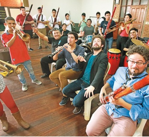 Tres músicos bolivianos enseñan a jóvenes el camino para llegar al éxito