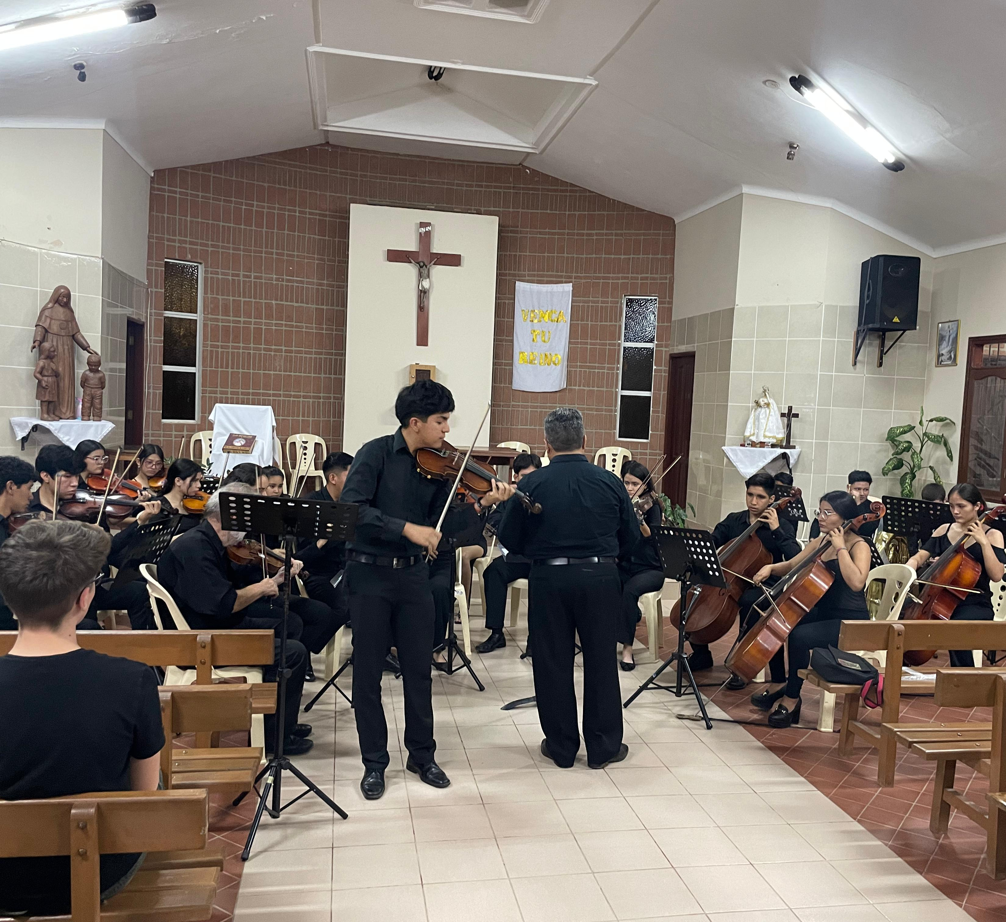 ¡La Orquesta Sinfónica Juvenil de Santa Cruz de la Sierra presenta música en la Plataforma Solidaria de Los Lotes!